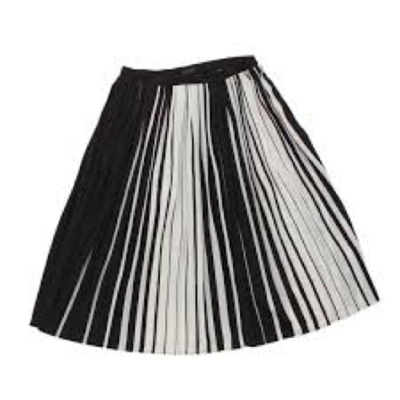 Topshop Dresses & Skirts - Top shop black and white accordion skirt size 10 like new